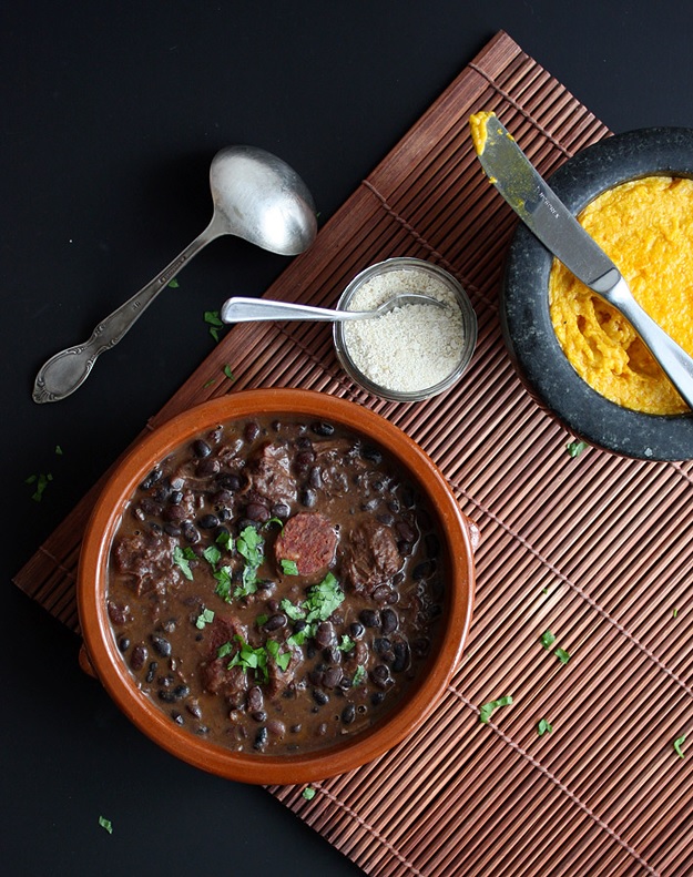 Feijoada brasileira - Schwarze-Bohnen Eintopf » Taste of Travel