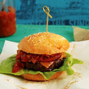 Cheeseburger mit selbstgemachten Brötchen