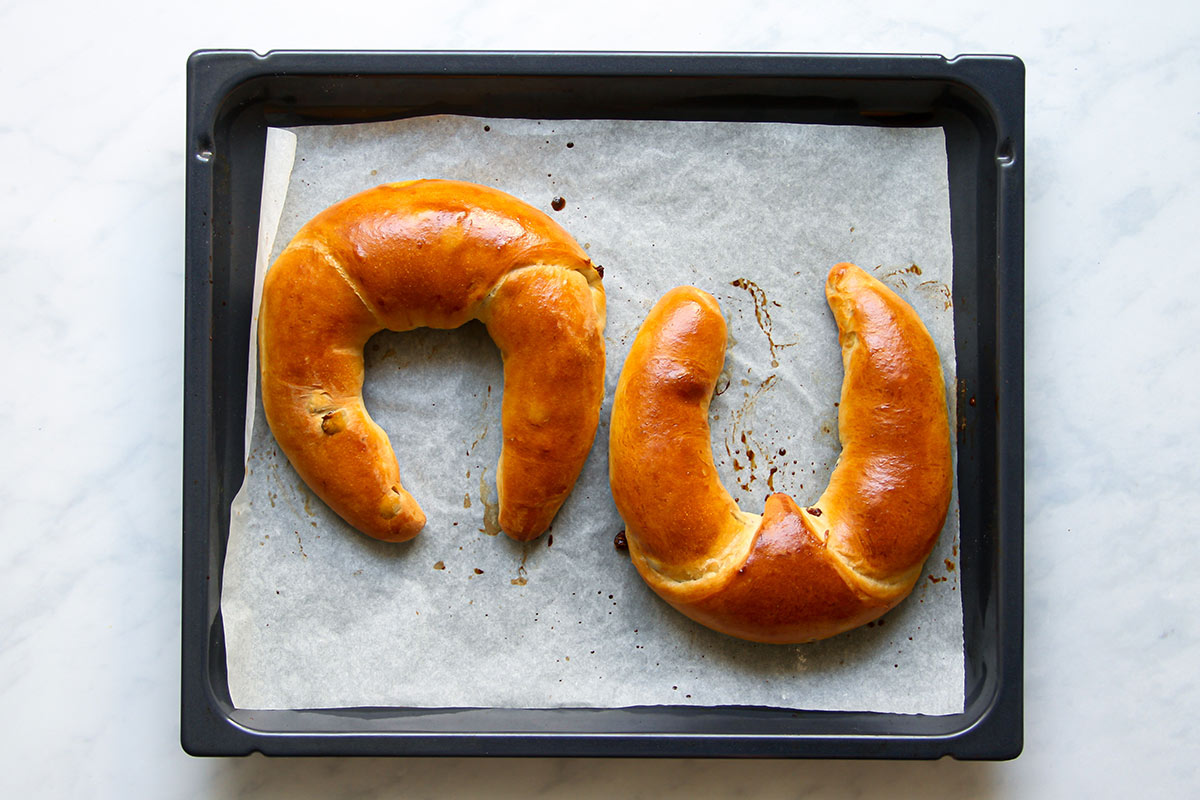 Ahnlkipferl nach dem Backen auf Blech