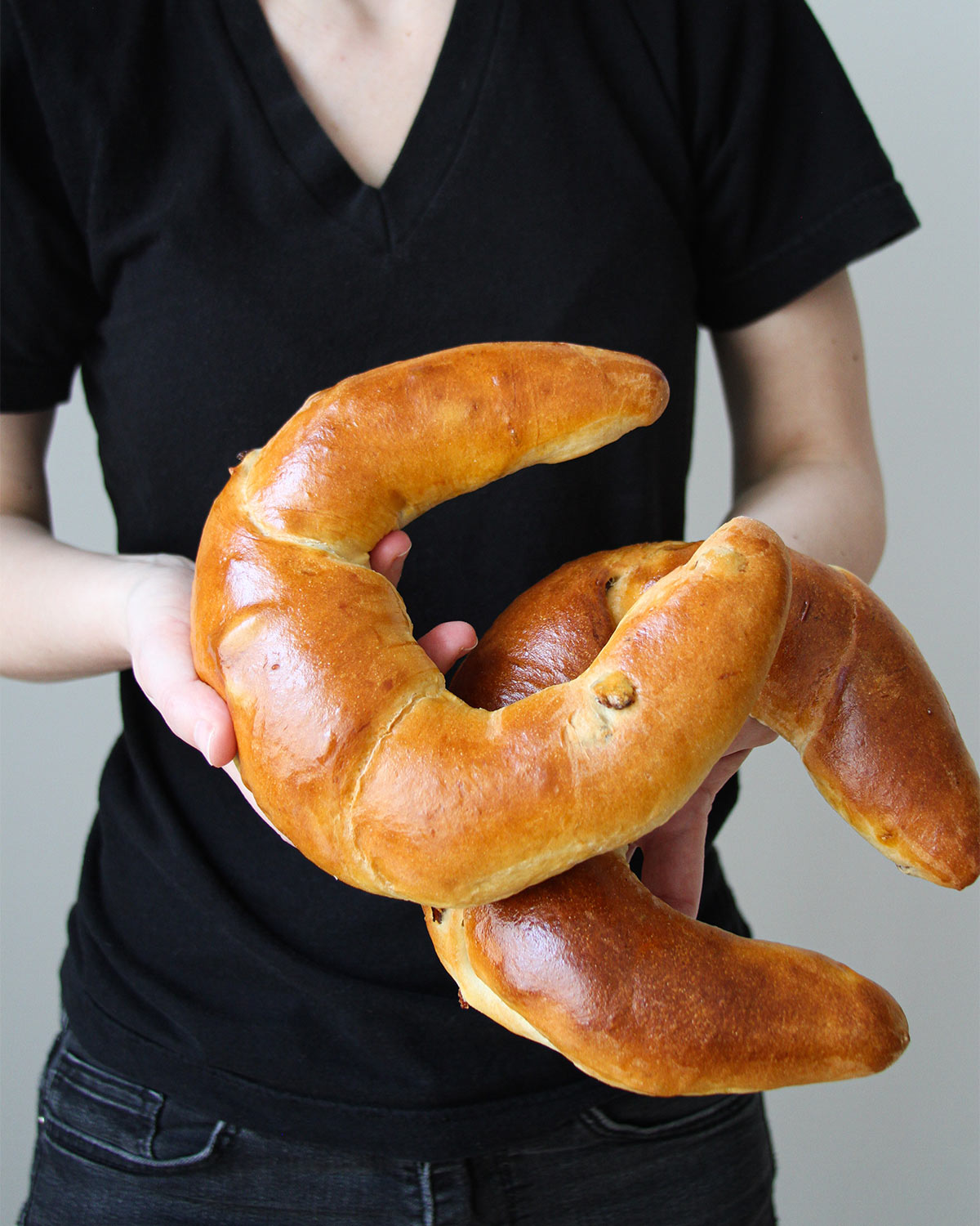 Zwei Ahnlkipferl in Händen