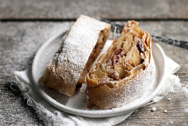 Apfelstrudel mit dünnem Strudelteig Rezept