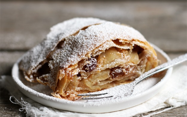 Apfelstrudel mit gezogenem Strudelteig Rezept