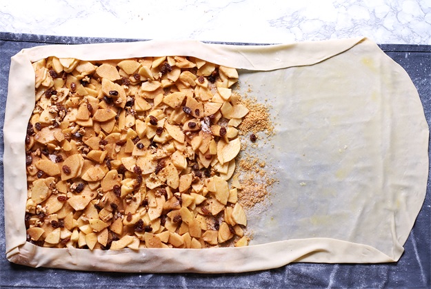 Apfelstrudel mit hauchdünn gezogenem Strudelteig