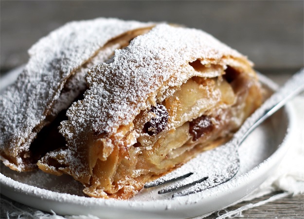 Apfelstrudel traditionelles Rezept mit selbst gemachtem Strudelteig