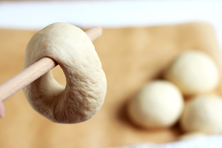 Bagels formen mit Kochlöffelstiel