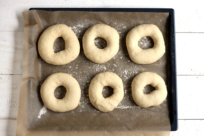 Bagels formen mit Kochlöffelstiel