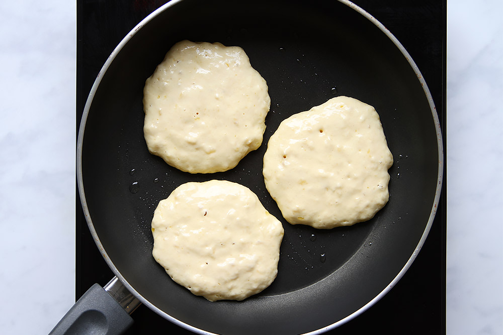 Banana Pancakes in Pfanne backen