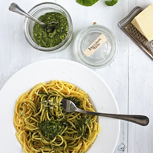 Pesto di basilico e noci – Basilikum-Walnuss-Pesto