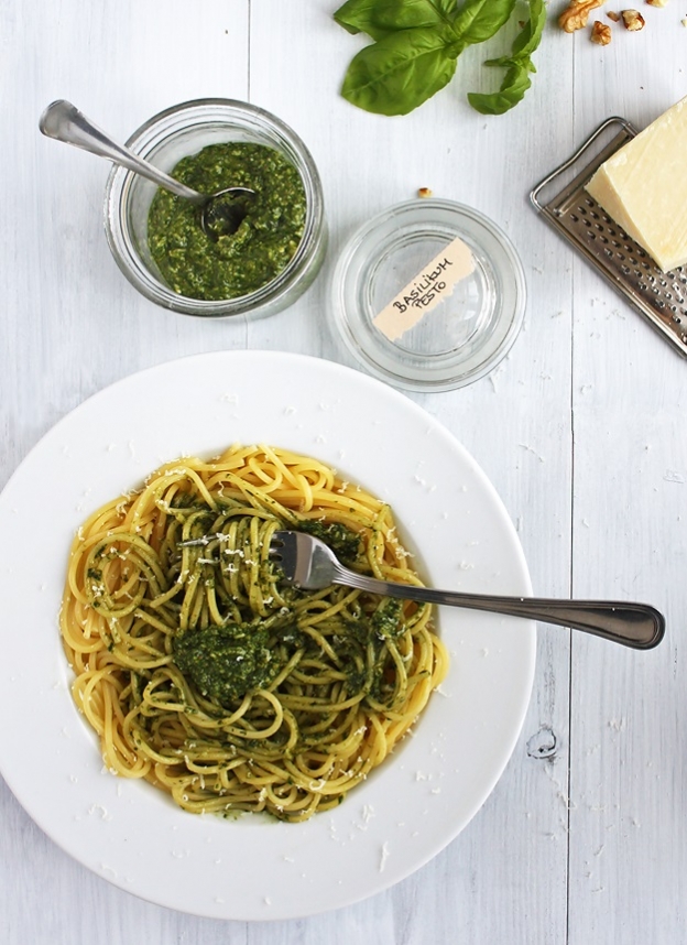 Basilikum-Walnuss-Pesto - Taste of Travel