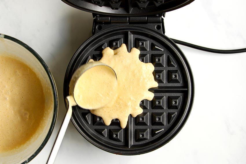 Teig in Waffeleisen gießen