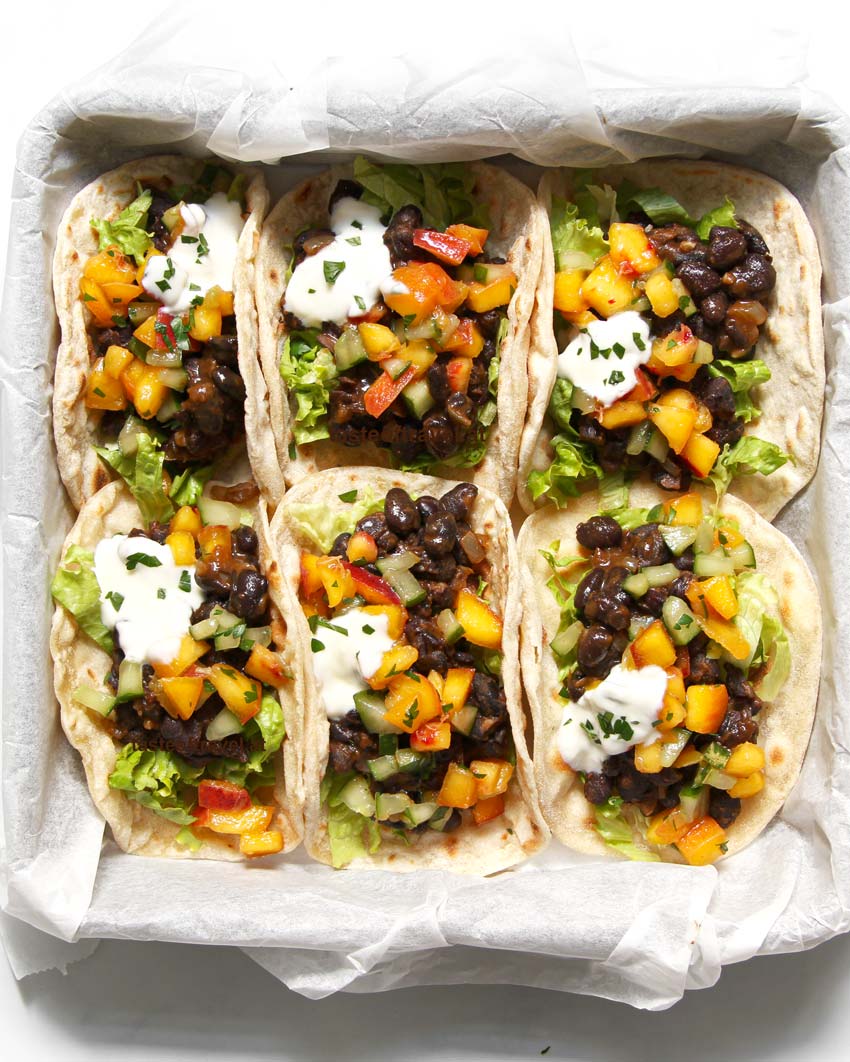 Vegetarische Bohnentacos mit Salsa
