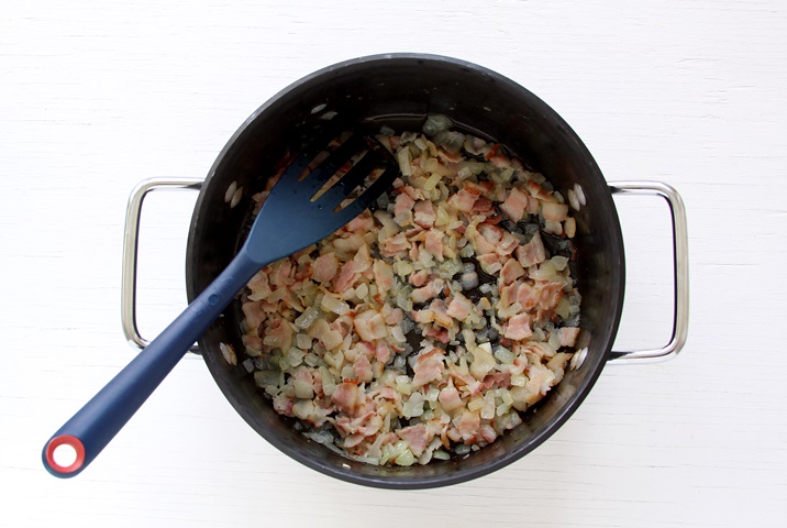 Speck und Zwiebeln anbraten.