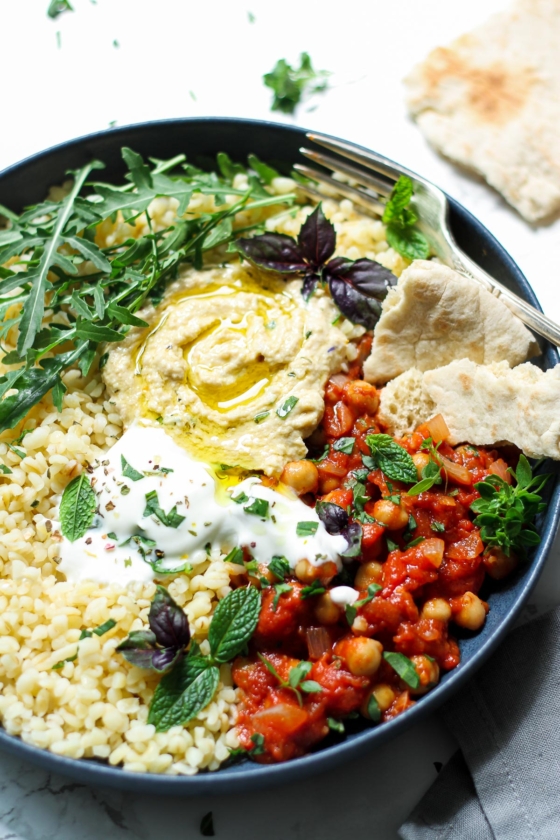 Bowl mit Kichererbsen Hummus und Bulgur » Taste of Travel