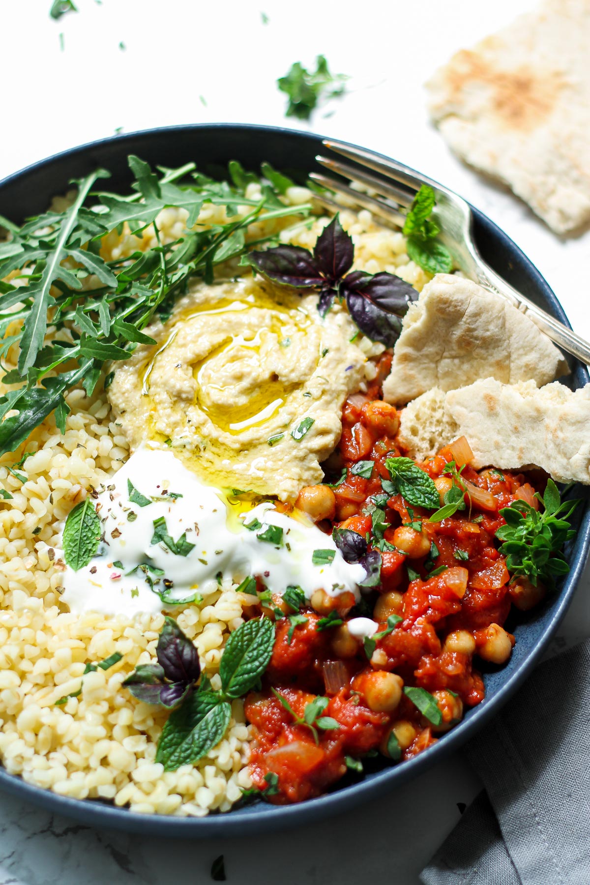 Bowl mit Kichererbsen Hummus und Bulgur