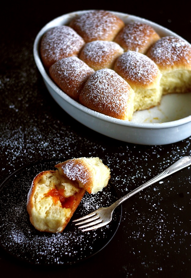 Buchteln mit Marillenmarmelade Rezept