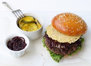 Double Cheesburger mit Red Onion Jam für derStandard.at