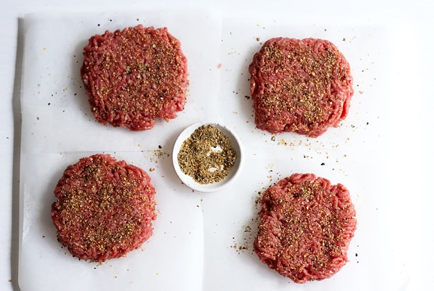 Burger Patties mit dry rub würzen Rezept