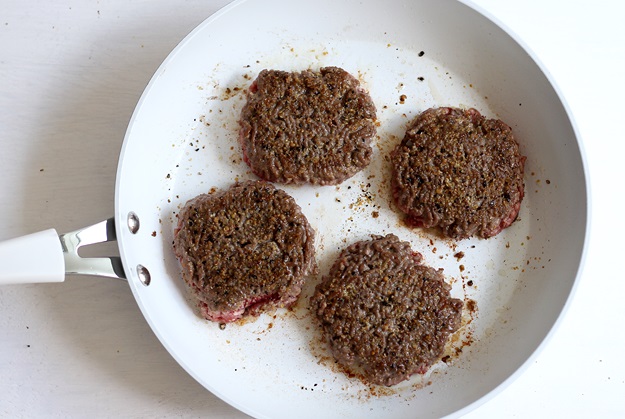 Burger Patty in Pfanne zubereiten Rezept