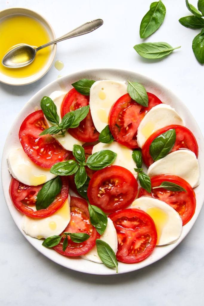 Caprese Salat auf Teller Rezept Italien