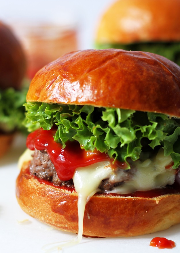 Cheesburger mit selbst gemachten Burger Buns Rezept