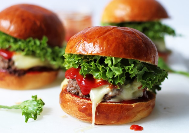 Cheeseburger mit selbst gemachten Hamburger Buns