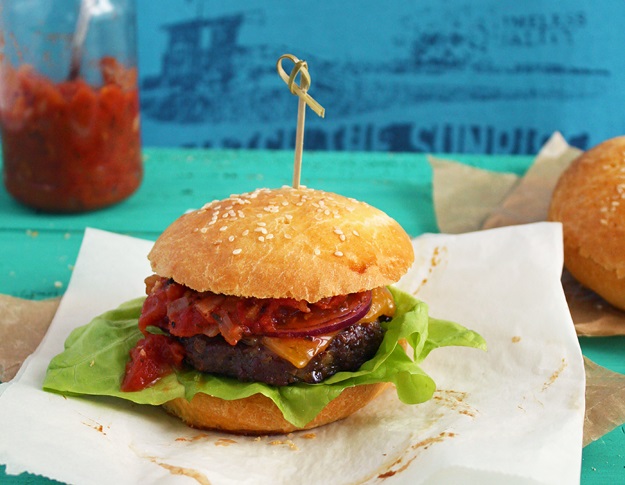 Cheeseburger mit selbstgemachten Brötchen