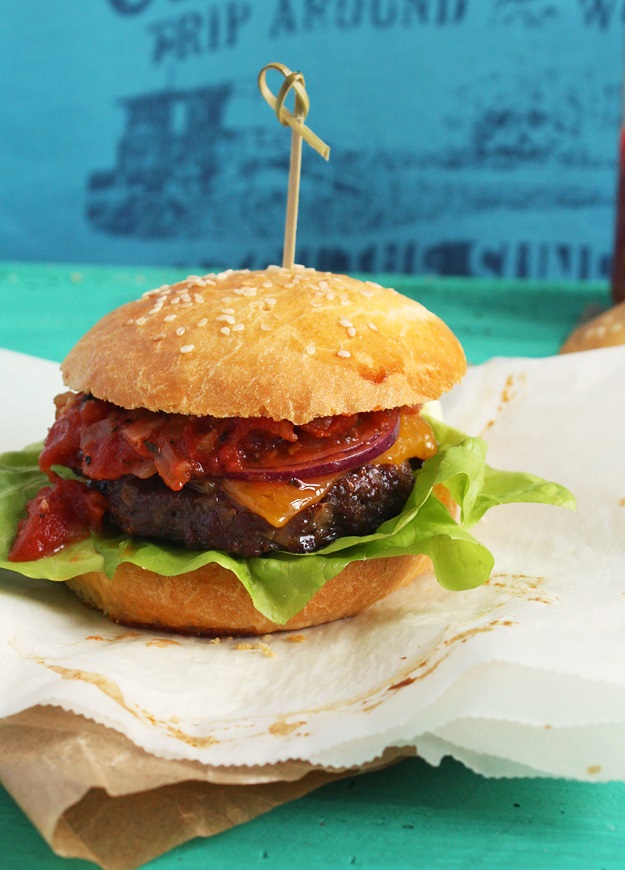 Cheeseburger mit selbstgemachten Buns