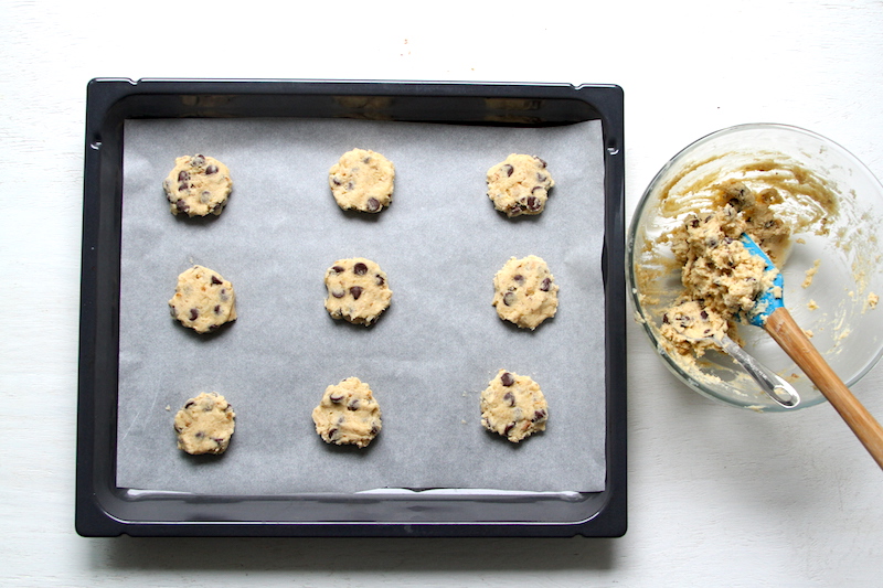 Chocolate Chip Cookies auf Blech