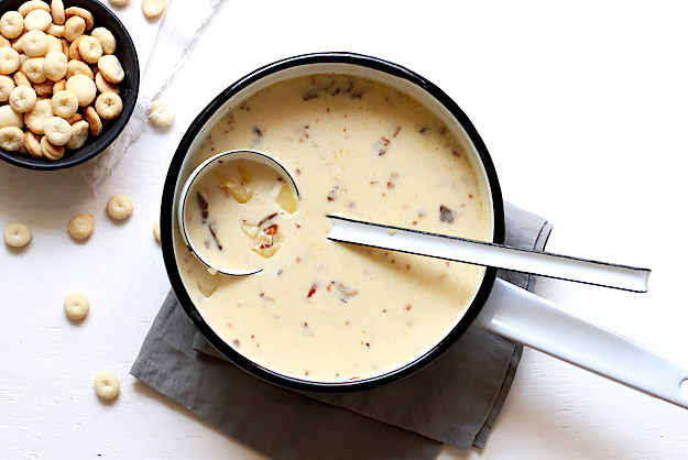 Chowder cremige Kartoffel Pilz Suppe in Topf mit Schöpflöffel