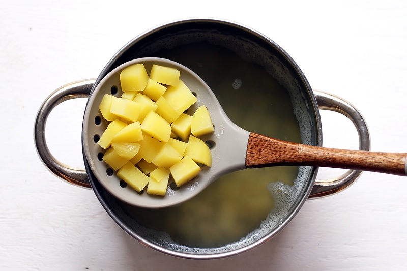 Gekochte Kartoffelstücke in Topf für Chowder Rezept