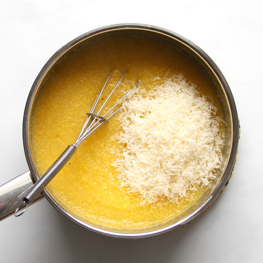 Polenta im Topf mit Parmesan