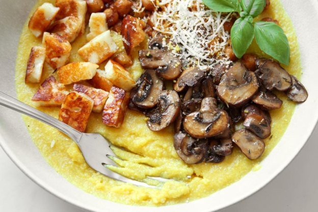 Cremige Polenta mit Champignons, Halloumi und Kichererbsen » Taste of ...