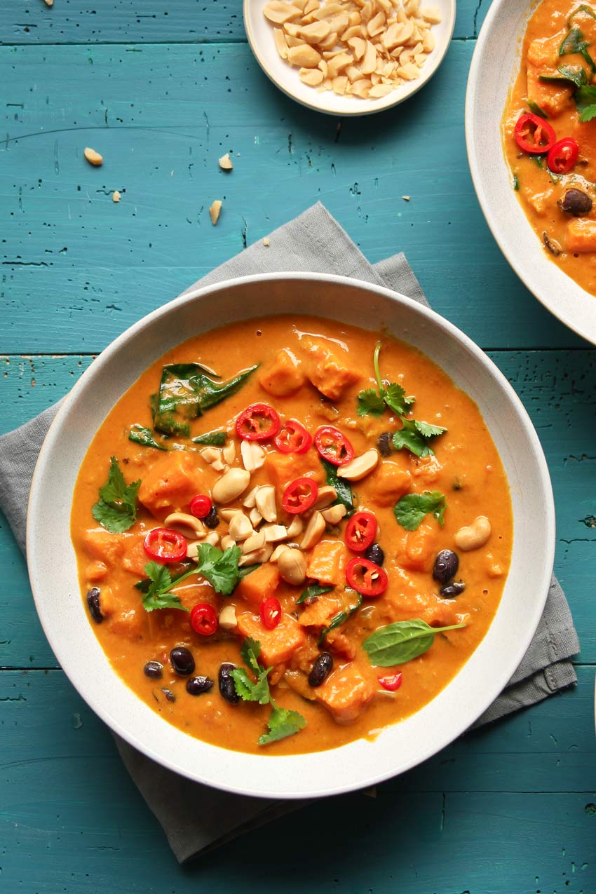 Cremiger Erdnuss-Eintopf mit Süßkartoffeln (vegan) » Taste of Travel