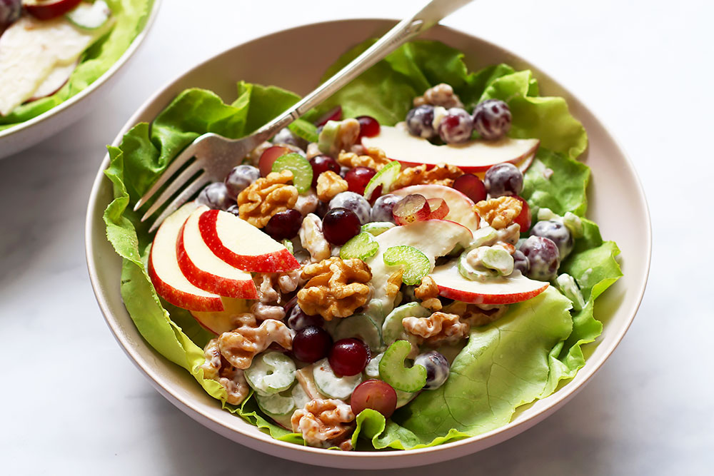 Cremiger Waldorfsalat in Schüssel