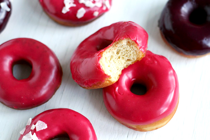 Donuts mit pinker Himmbeer Glasur Rezept