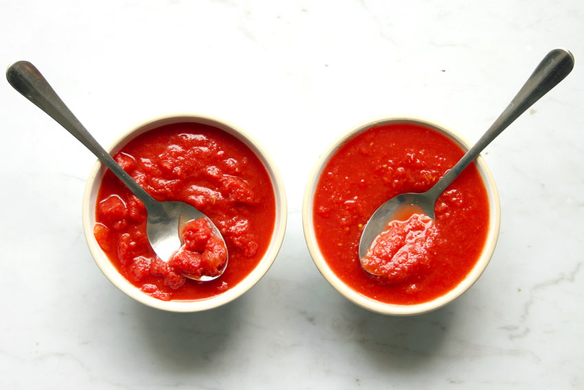 Stückige Tomaten und gehackte Tomaten in Schüsseln