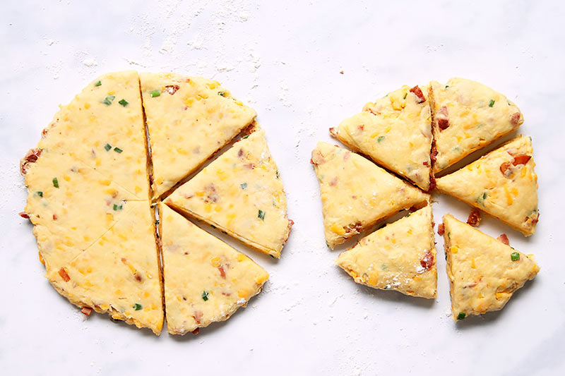 Dreieckige Scones mit Käse und Speck Rezept » Taste of Travel