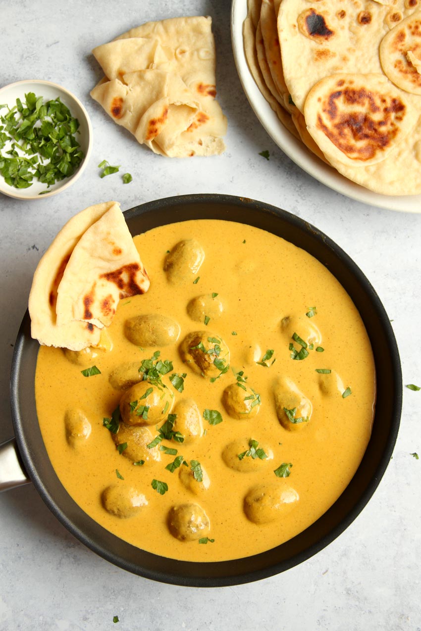 Dum Aloo in Pfanne mit Naan