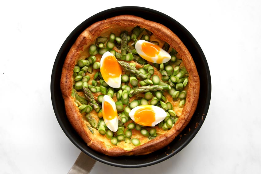 Dutch Baby mit grünem Spargel