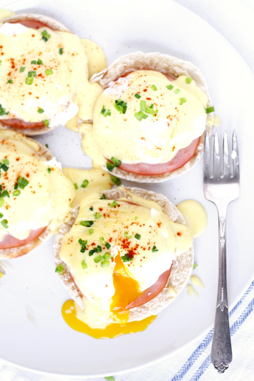 Eggs Benedict auf Teller