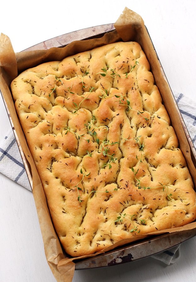 Einfache Focaccia mit Thymian Rezept » Taste of Travel