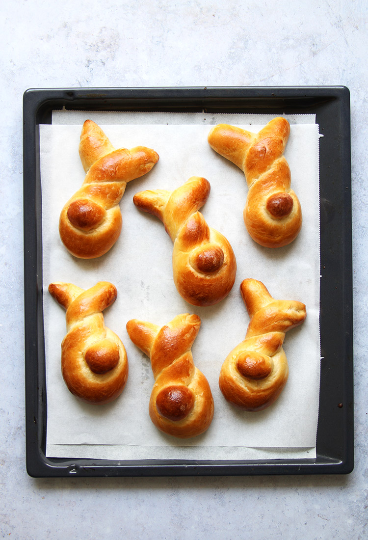 Ostergebäck Aus Süßem Hefeteig — Rezepte Suchen