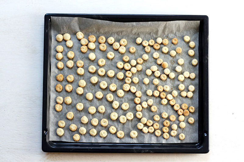 Gebackene Oyster Cracker auf Backblech