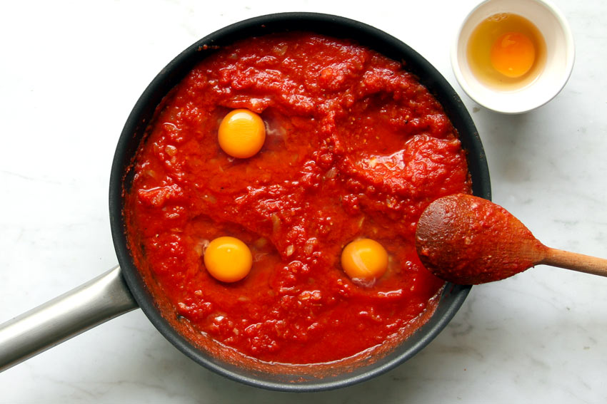 Shakshuka Eier und Tomatensauce in Pfanne