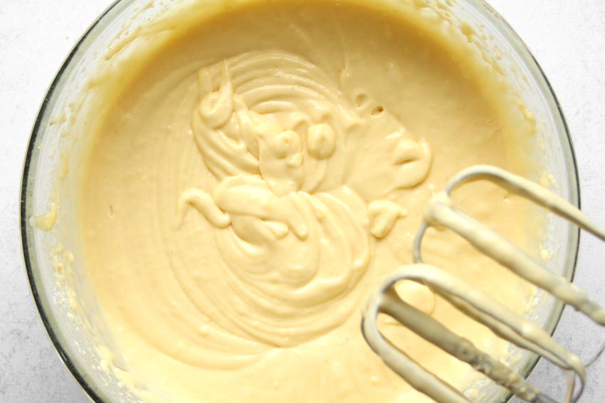 Teig Zitronenkuchen in Schüssel