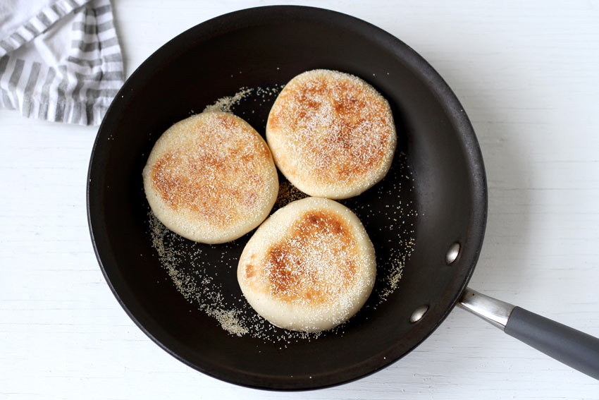 English Muffins in Pfanne