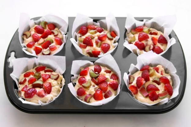Saftige Erdbeer Rhabarber Muffins » Taste of Travel