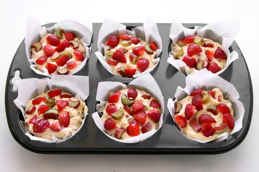 Erdbeer Rhabarber Muffins Teig in Form
