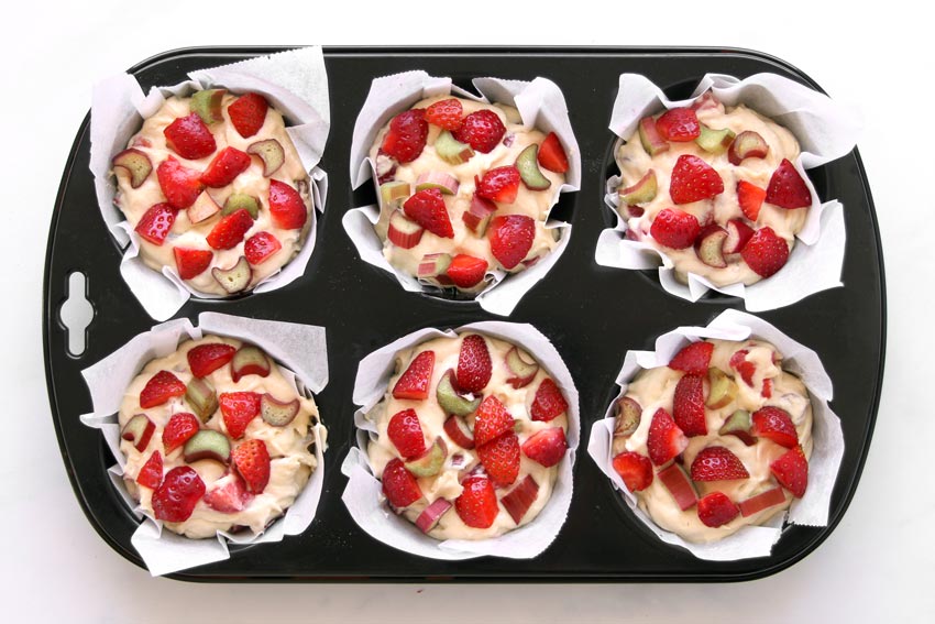 Muffinteig mit Erdbeeren und Rhabarber