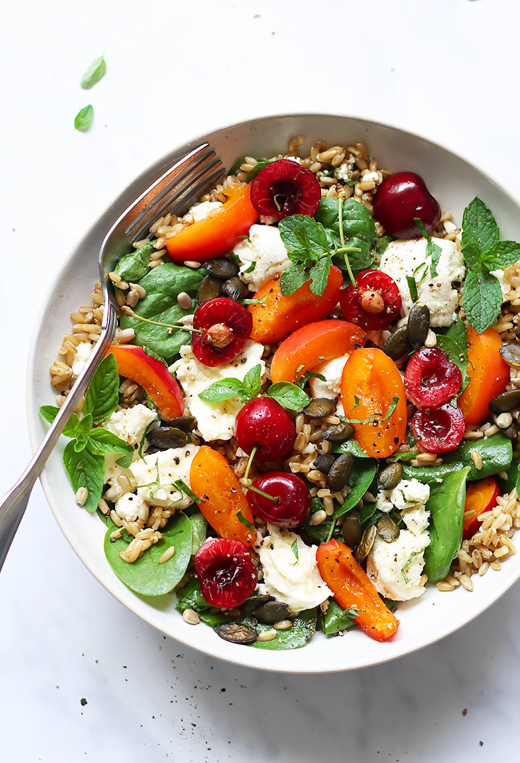 Fruchtiger Sommersalat mit Kirschen und Marillen Rezept